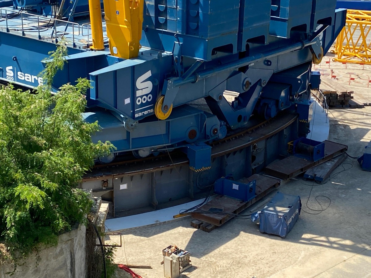 L'une des plus grandes grues du monde en cours d'installation sur un chantier à Massy