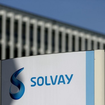 Solvay investit à La Rochelle en vue des batteries solides et diversifie ses produits de terres rares
